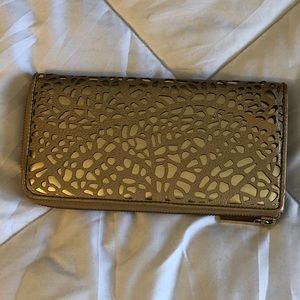 🔴2/$25🔴 Gold & Leather Clutch Wallet